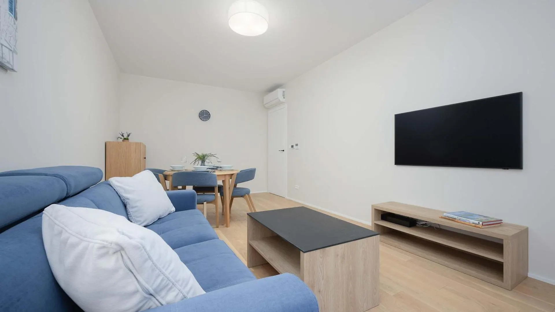 Air Conditioned Apartment With Parking And Desk For Remote Work In Warsaw By Noclegi Renters